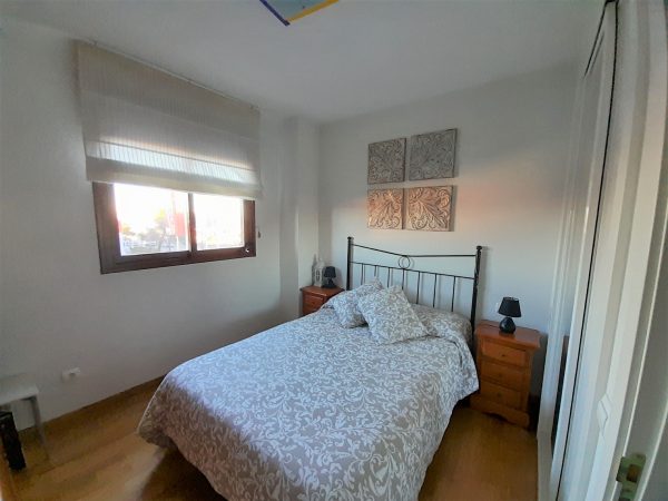 Dormitorio amueblado con cama de matrimonio