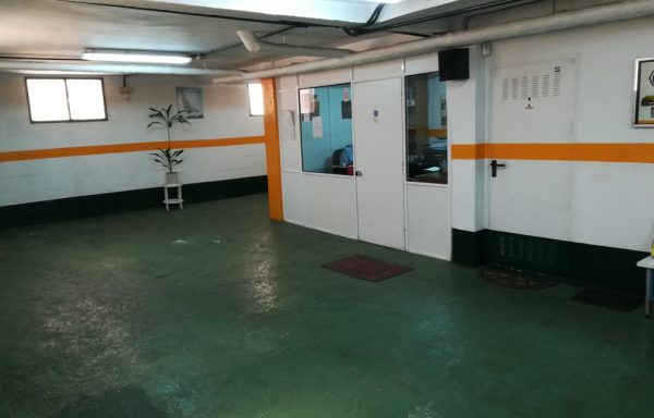 Local comercial con paso de carruajes