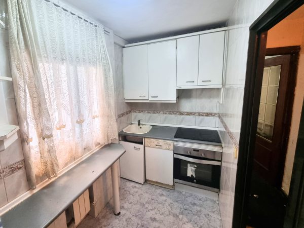 Cocina amueblada en blanco