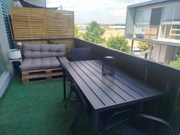 Terraza amueblada con cesped artificial